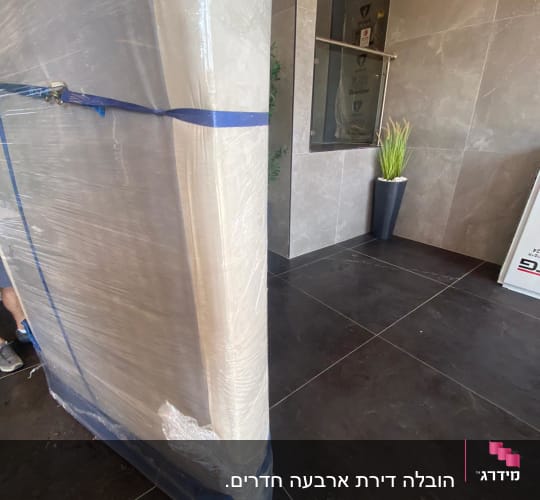 מזרן עטוף בניילון עם רצועות כחולות